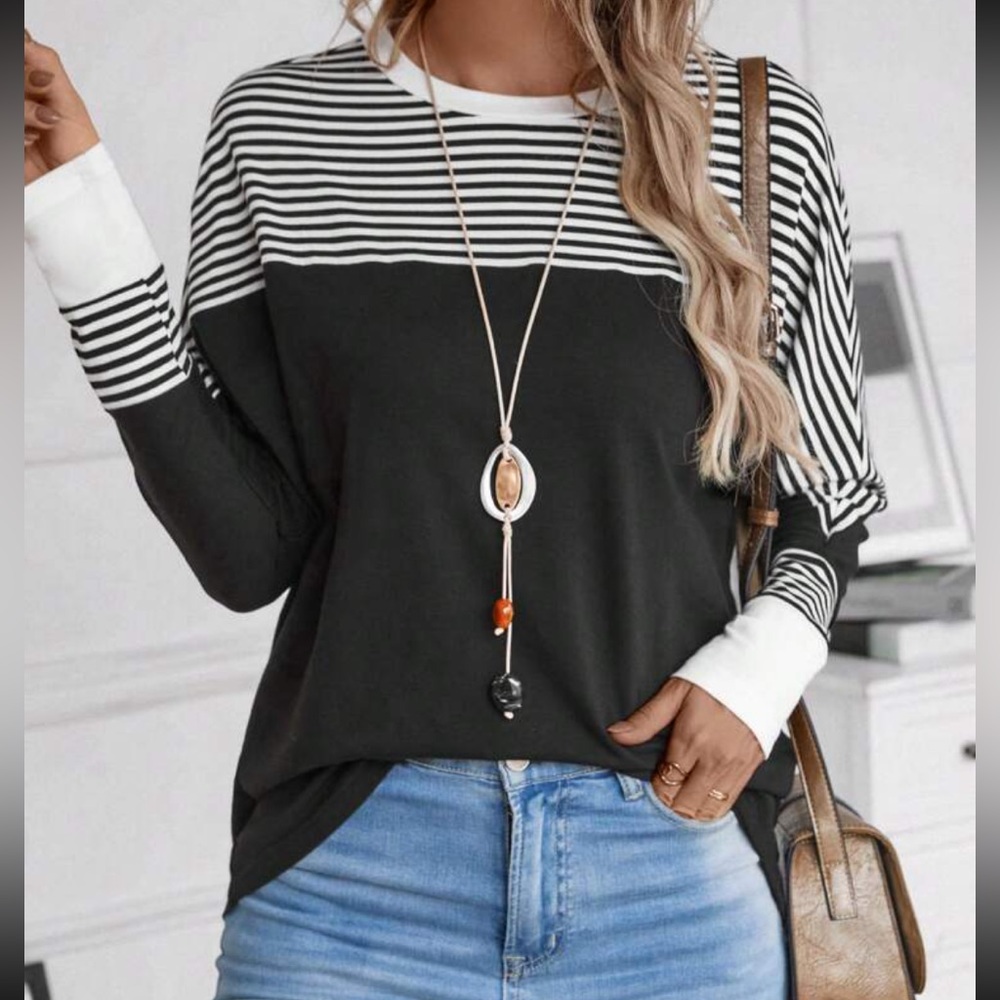 Black & white top 🖤🤍 size large
